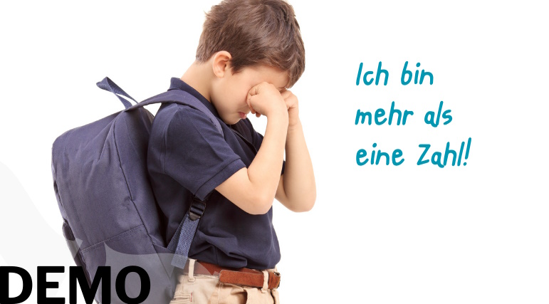 Demo-Emotions-Number Trauriges Kind mit Schulrucksack: "Ich bin mehr als eine Zahl!"