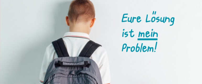 Auf die Schultafel einschauendes Schulkind: "Eure Lösung ist mein Problem!"