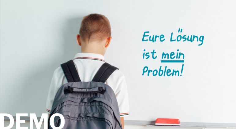Auf die Schultafel einschauendes Schulkind: "Eure Lösung ist mein Problem!"