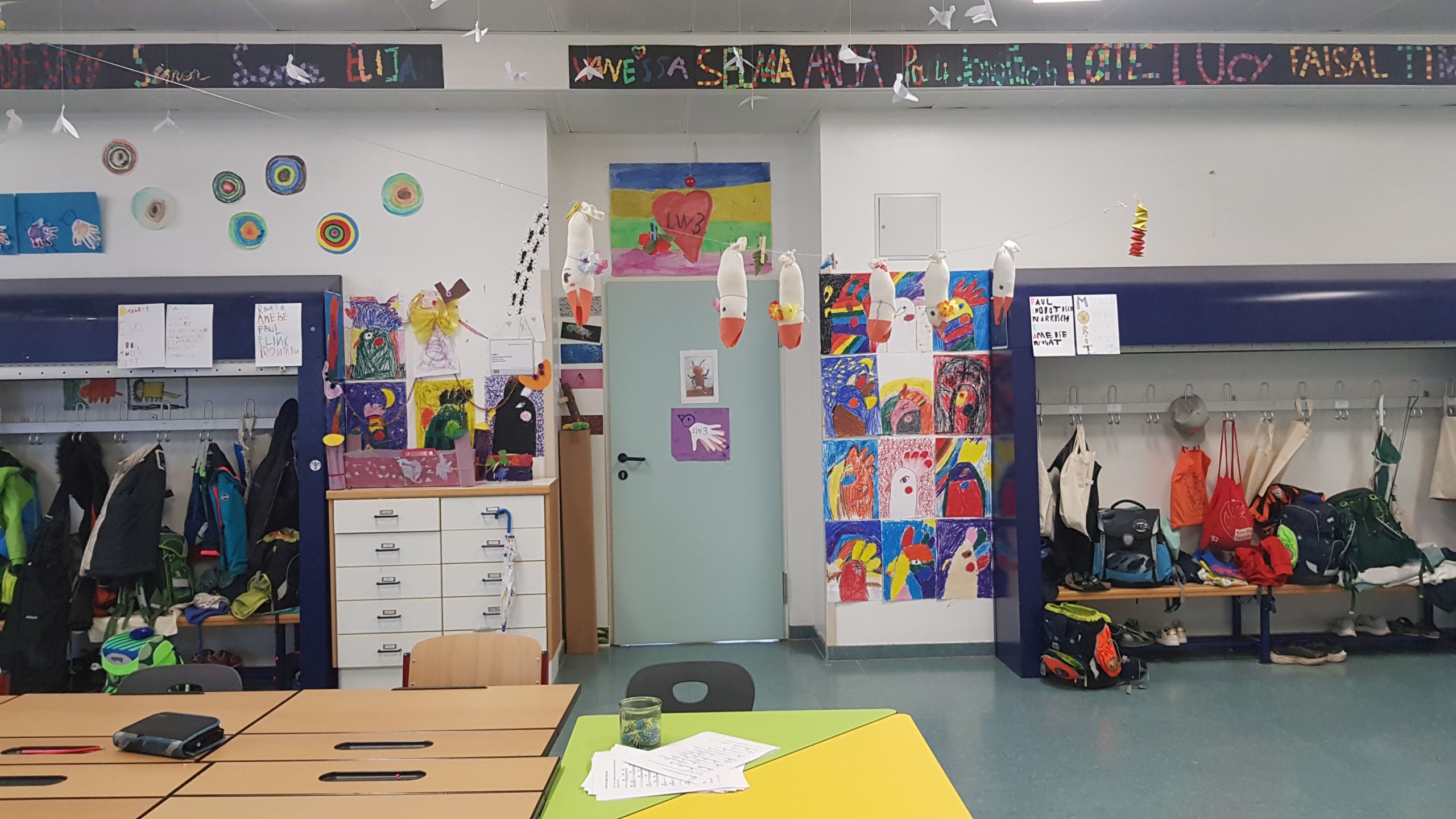 Innen In der Schule - bunte Bilder und Taschen