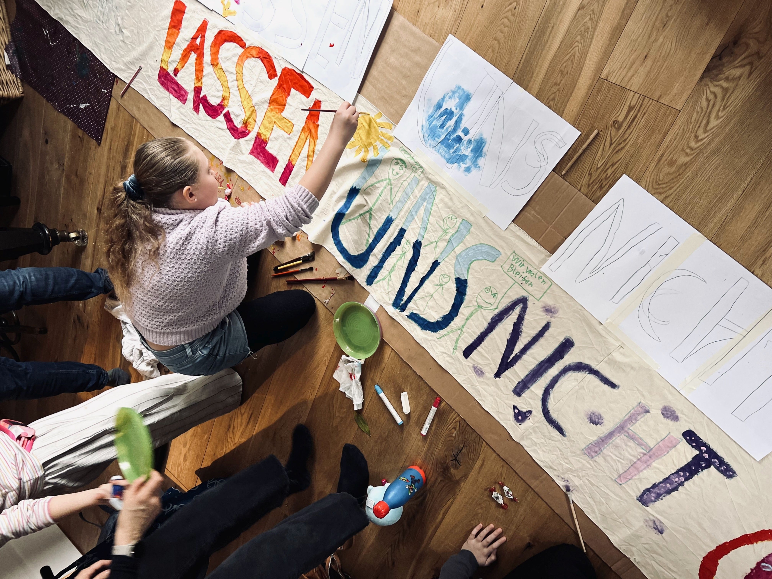 TransparentMalen Schüler malen ein Transparent