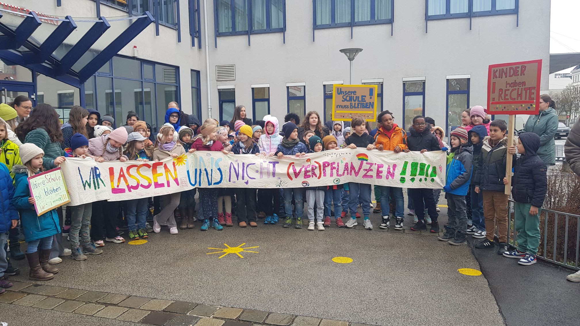 Wir lassen uns nicht (ver-)pflanzen! Schüler der Lernwerkstatt mit ihrem selbstgemachten Transparent "Wir lassen uns nicht (ver-)pflanzen
